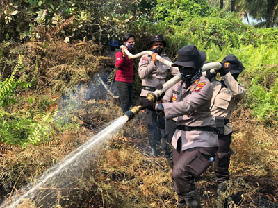 Sudah Sepekan Tiga Srikandi Polres Inhil Ini Berjibaku Padamkan Api